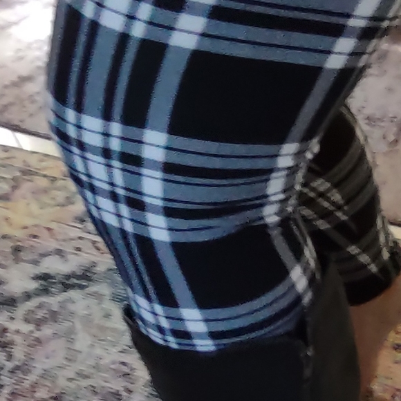 New Plaid Leggings 13-14 however tag says Large Soft, Stylish compress to - Picture 10 of 14